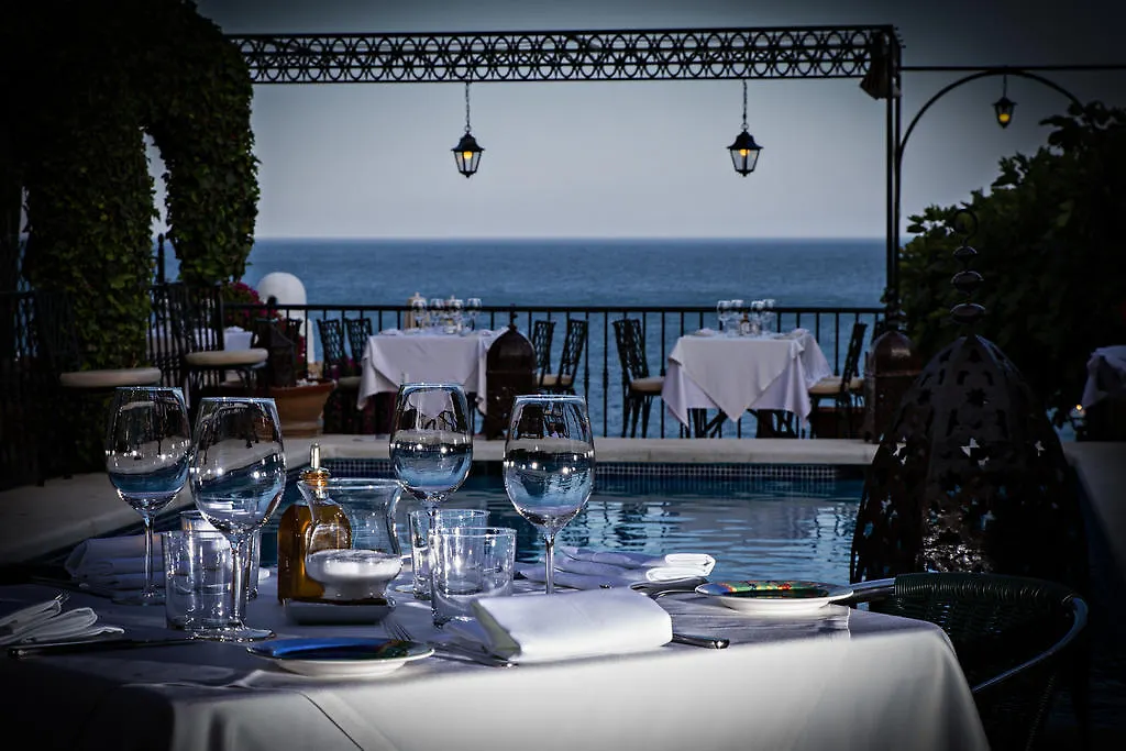Hotel Carabeo 네르하